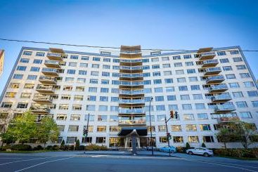 Tour d'appartements pâle à balcons arrondis, Côte-des-Neiges–Notre-Dame-de-Grâce