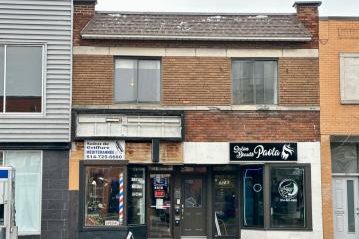 Quadruplex de brique sur rue commerciale de Rosemont, commerces au rez-de-chaussée