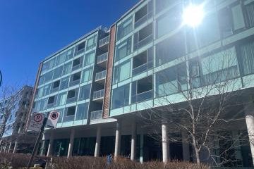 Façade vitrée d'un immeuble d'appartements du Sud-Ouest en plein soleil
