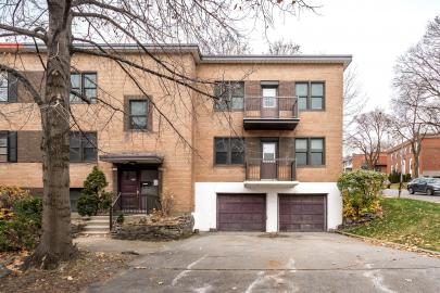 Duplex de brique beige à Westmount, deux portes de garage et entrée pavée