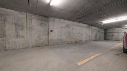Local commercial vide au plancher de béton peint, éclairage au plafond